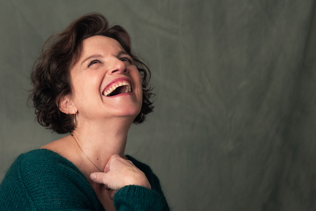 Caroline souriante